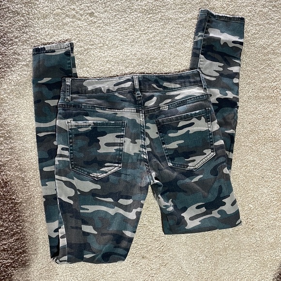 Women’s distressed jeans - Picture 2 of 3